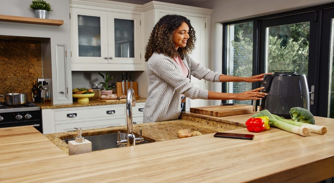 Bean agus aerfhriochtóir á dhúnadh aici.